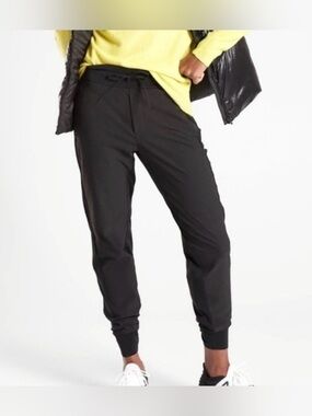 Athleta Headlands Hybrid Trek Jogger
In black
NWT
